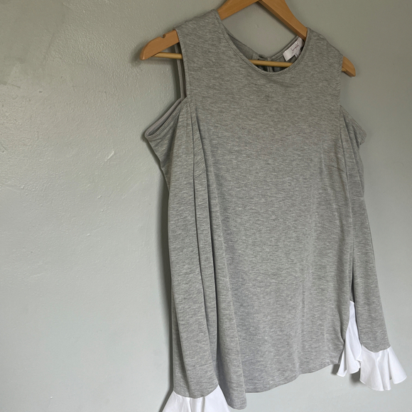 Scripted Cold-Shoulder Women's Top in Gray - Picture 2 of 8
